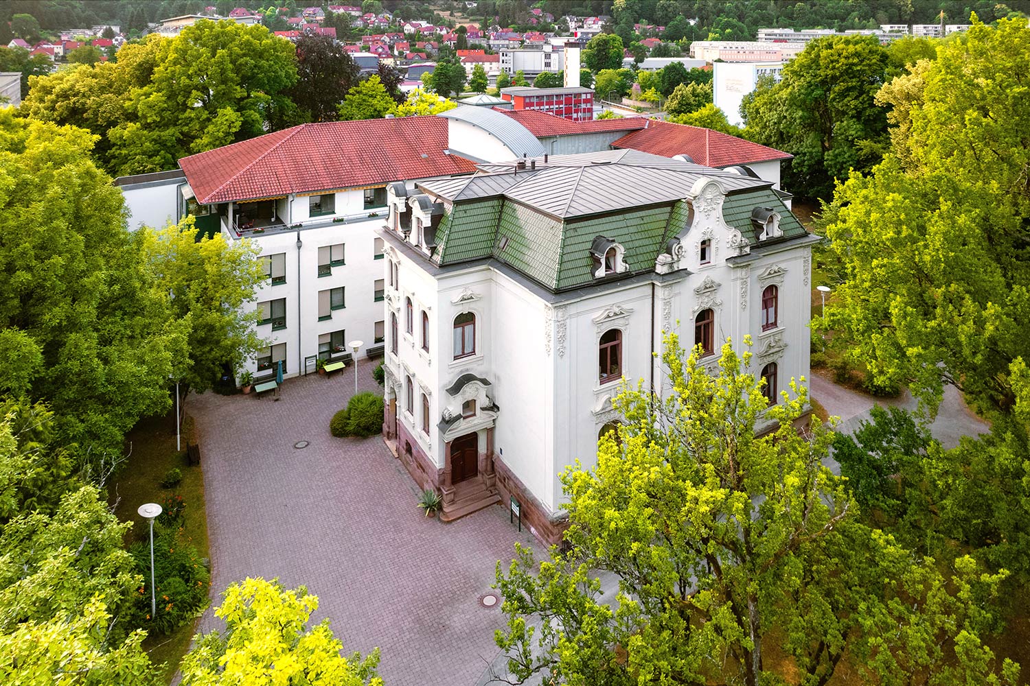 Johannispark Pflegezentrum Suhl (2022, Luftbild, Foto: Jens Gutberlet)