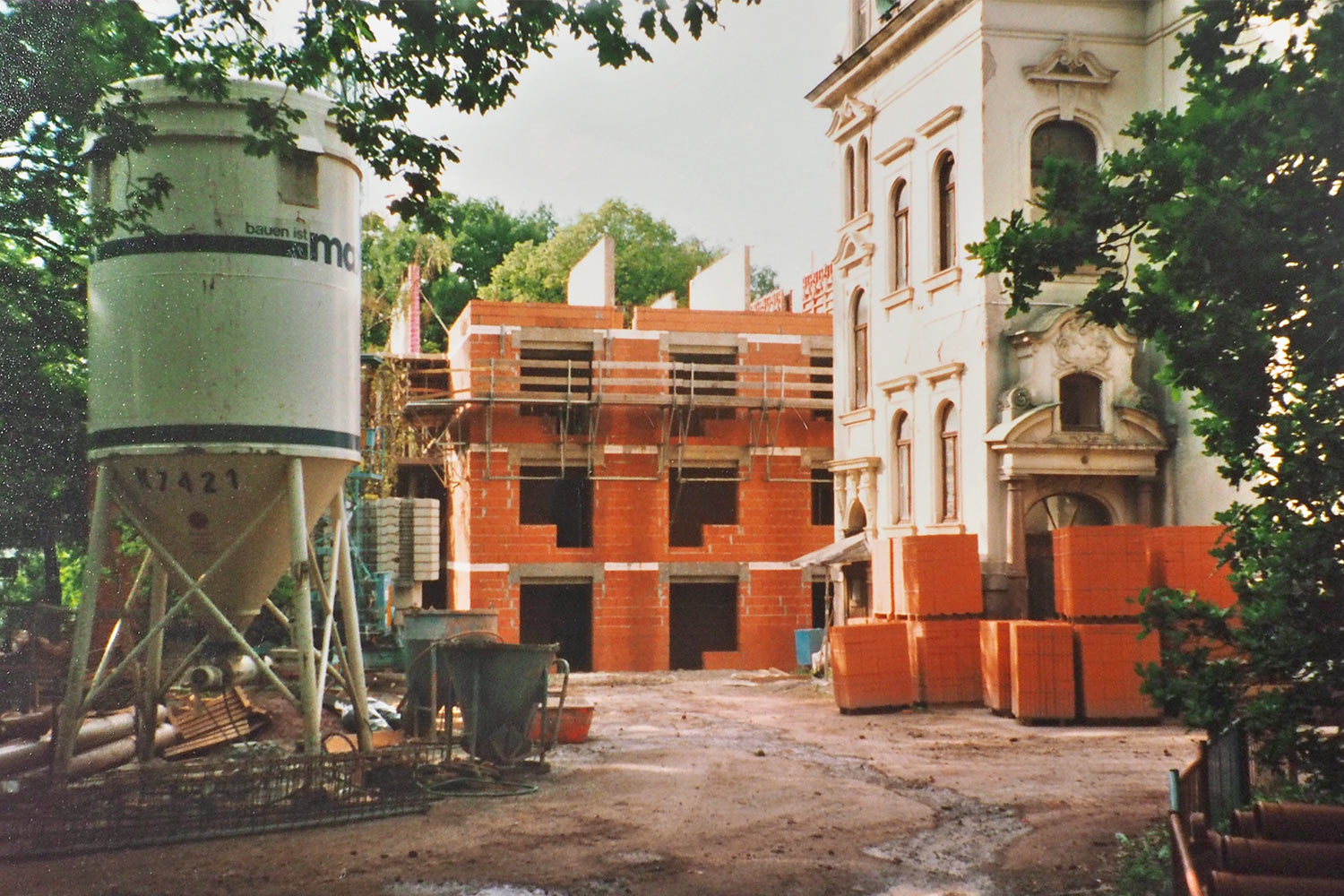 Johannispark Pflegezentrum Suhl: der Pflegeheim-Neubau entsteht hinter der Villa (Juli 1997)