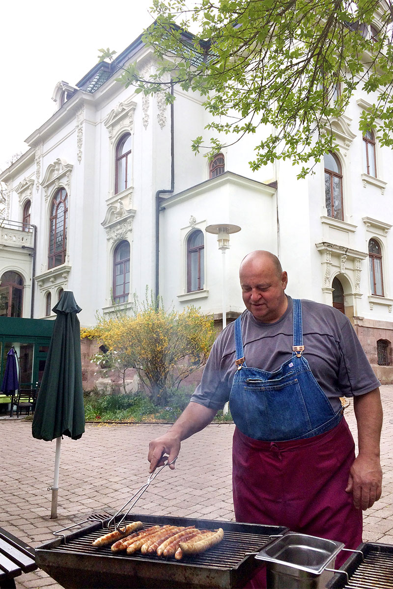 Johannispark Pflegezentrum Suhl: Eröffnung der Bratwurstsaison 2017: am Rost (Foto: Manuela Hahnebach)