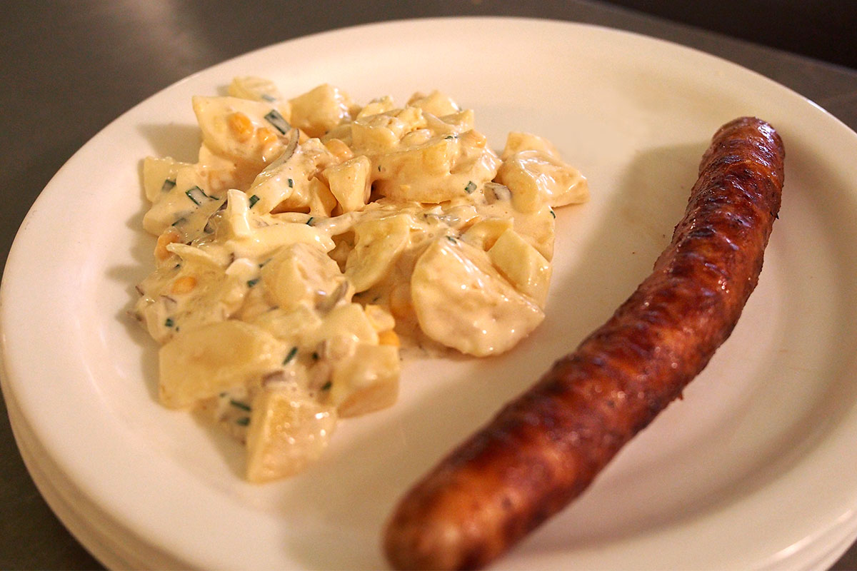 Johannispark Pflegezentrum Suhl: Eröffnung der Bratwurstsaison 2017: Bratwurst mit Kartoffelsalat (Foto: Manuela Hahnebach)