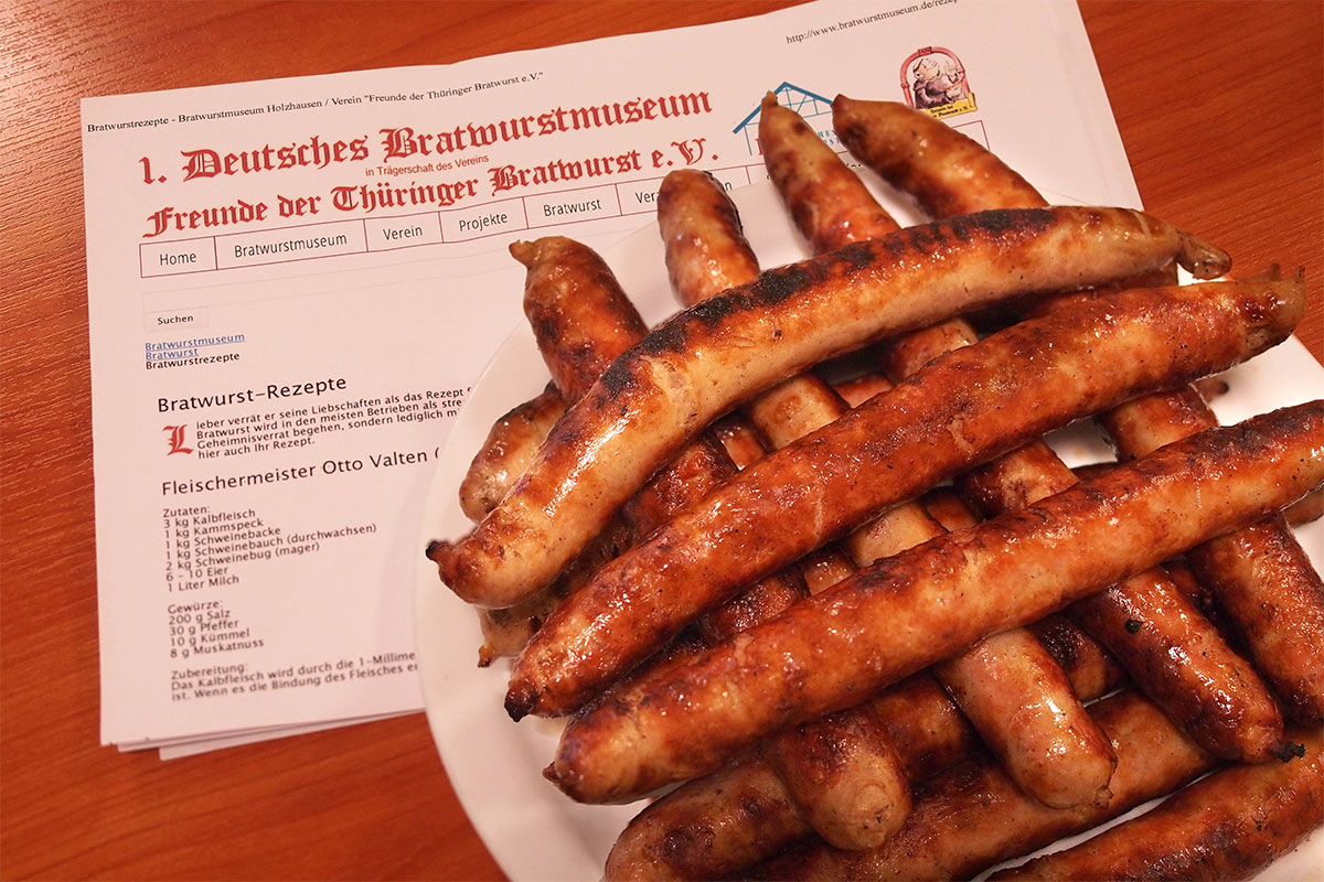 Johannispark Pflegezentrum Suhl: Eröffnung der Bratwurstsaison 2017: Bratwürste (Foto: Manuela Hahnebach)