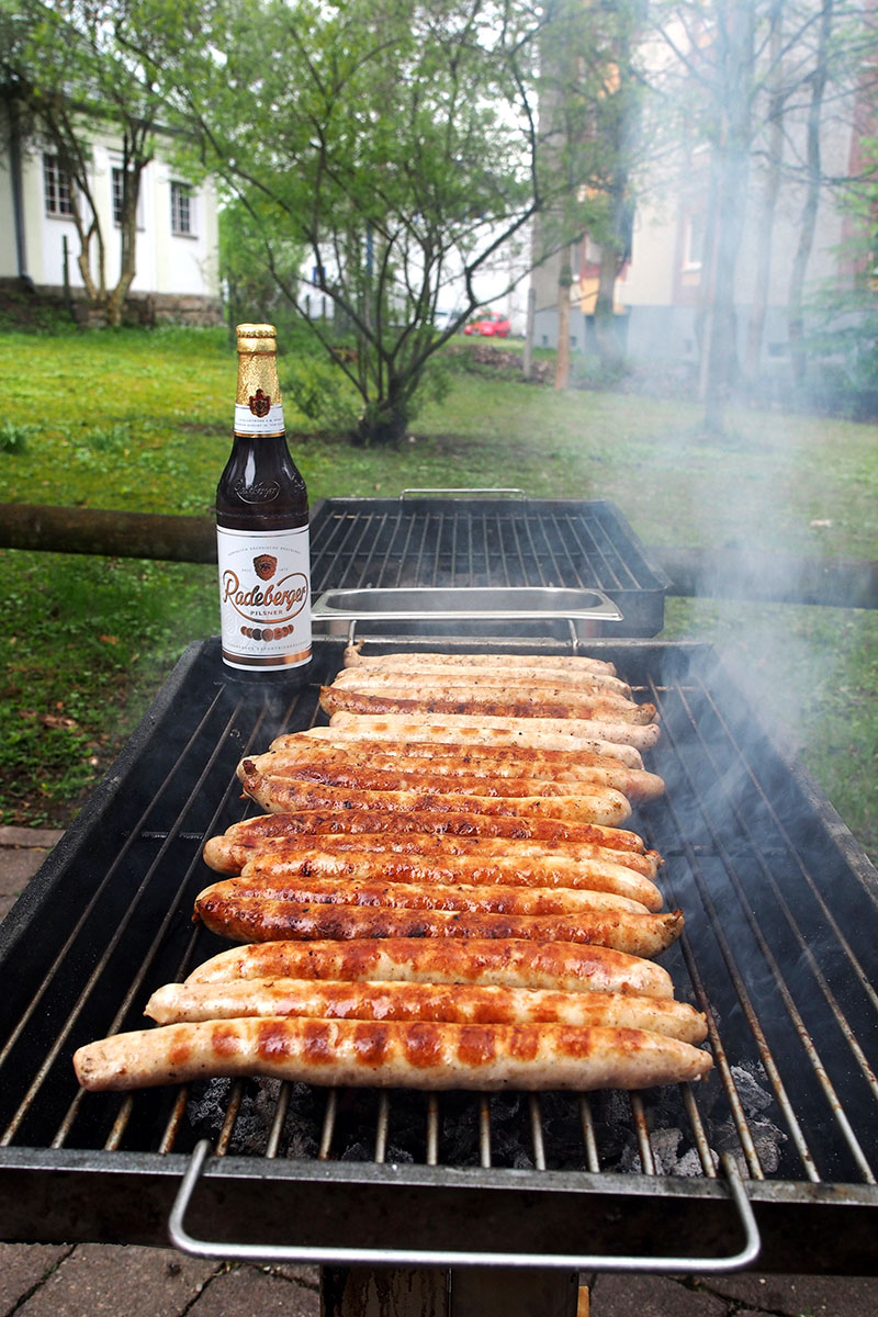 Johannispark Pflegezentrum Suhl: Eröffnung der Bratwurstsaison 2017: Bratwurstrost (Foto: Manuela Hahnebach)