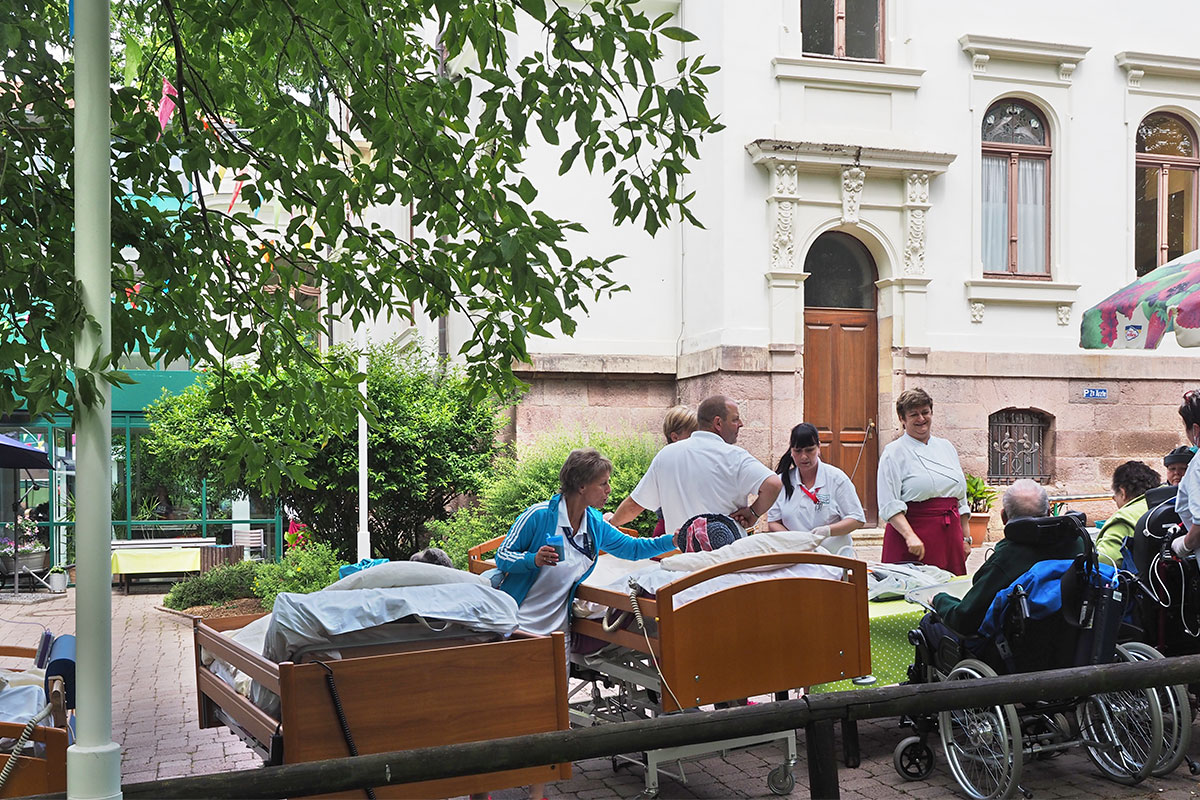 Johannispark Pflegezentrum Suhl: Parkfest 2017: im Innenhof (Foto: Manuela Hahnebach)