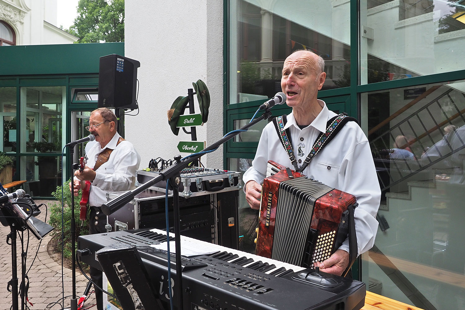 Johannispark Pflegezentrum Suhl: Parkfest 2017: Suhler Musikanten: Harald Helbig, Günter Christ (Foto: Manuela Hahnebach)