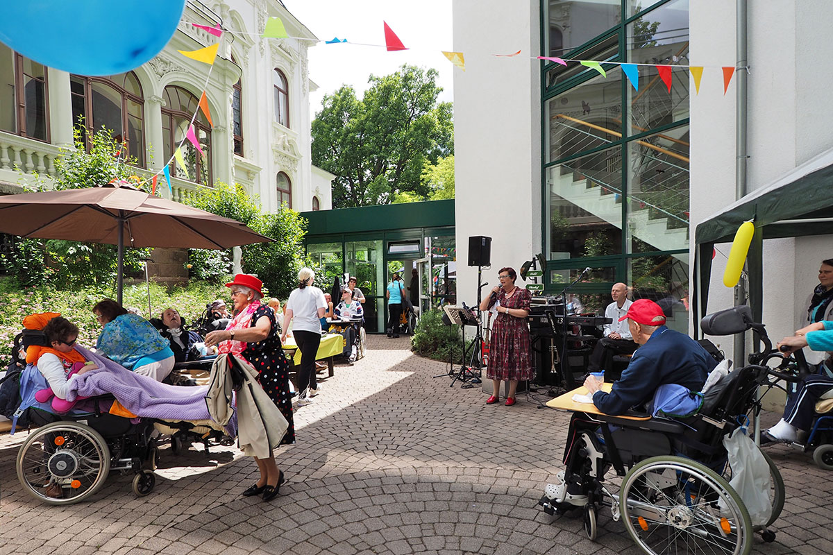 Johannispark Pflegezentrum Suhl: Parkfest 2017: Modenschau mit der "Klamottenkiste" (Foto: Manuela Hahnebach)