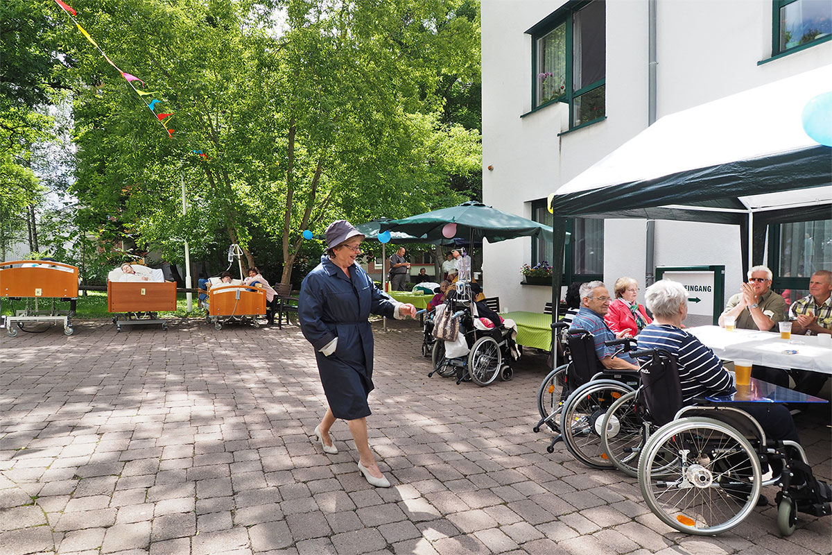 Johannispark Pflegezentrum Suhl: Parkfest 2017: Modenschau mit der "Klamottenkiste" (Foto: Manuela Hahnebach)