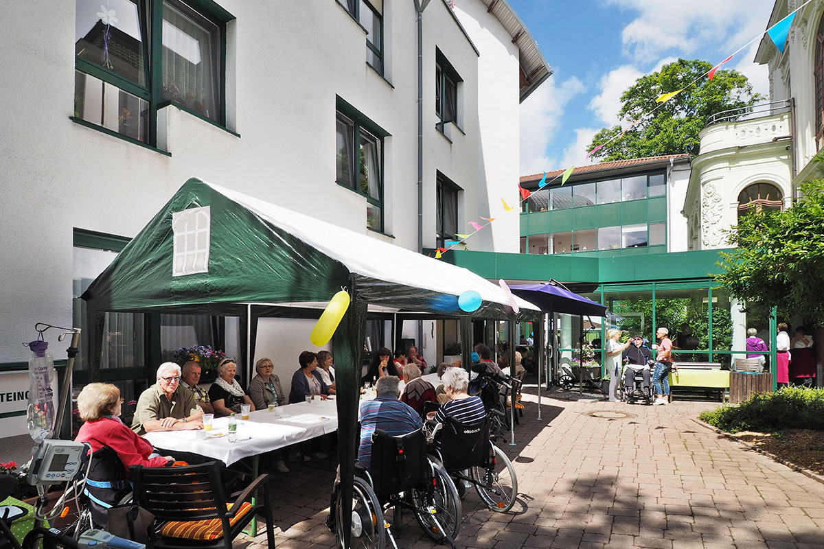 Johannispark Pflegezentrum Suhl: Parkfest 2017: im Innenhof (Foto: Manuela Hahnebach)