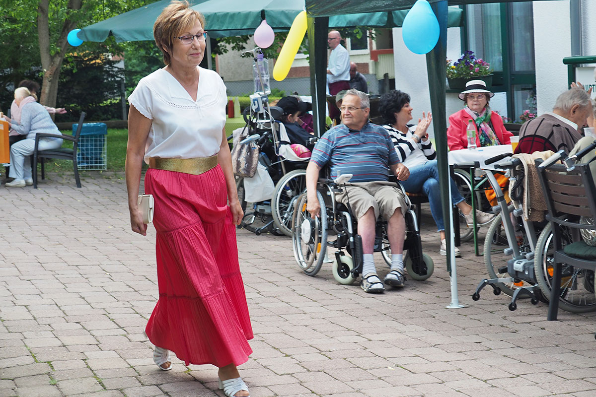 Johannispark Pflegezentrum Suhl: Parkfest 2017: Modenschau mit der "Klamottenkiste" (Foto: Manuela Hahnebach)