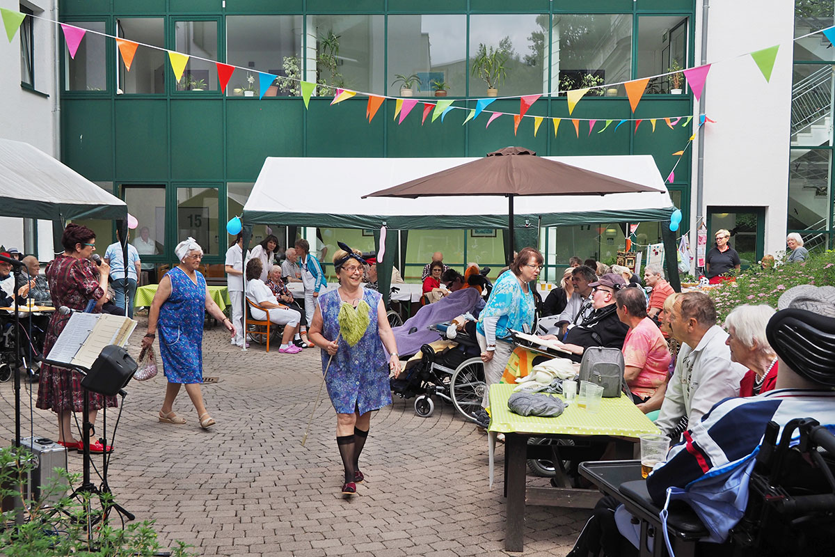 Johannispark Pflegezentrum Suhl: Parkfest 2017: Modenschau mit der "Klamottenkiste" (Foto: Manuela Hahnebach)