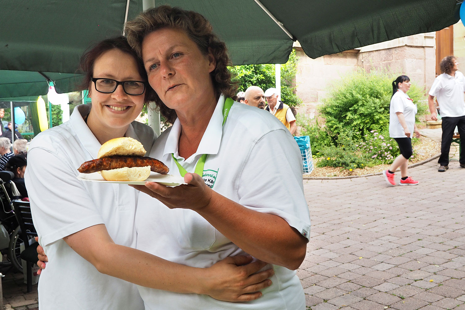 Johannispark Pflegezentrum Suhl: Parkfest 2017: es gibt Bratwurst (Foto: Manuela Hahnebach)