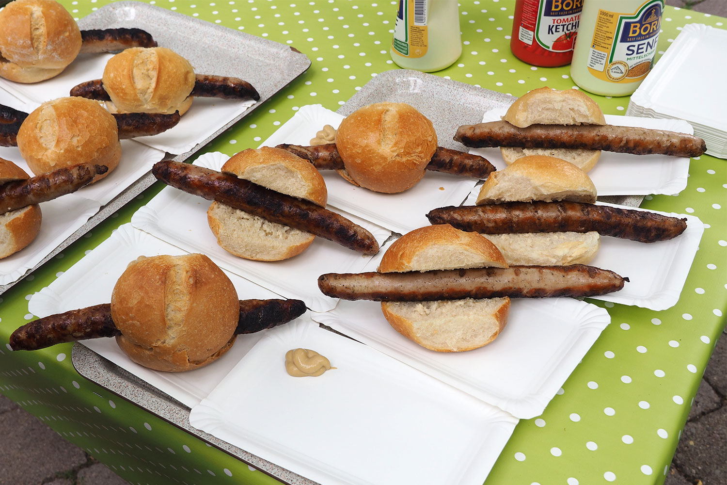 Johannispark Pflegezentrum Suhl: Parkfest 2017: Bratwürste (Foto: Manuela Hahnebach)