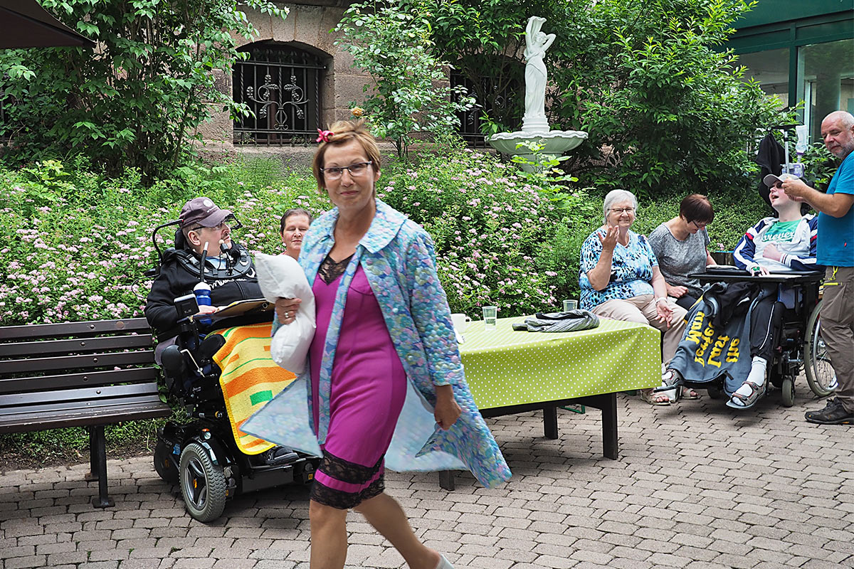 Johannispark Pflegezentrum Suhl: Parkfest 2017: Modenschau mit der "Klamottenkiste" (Foto: Manuela Hahnebach)