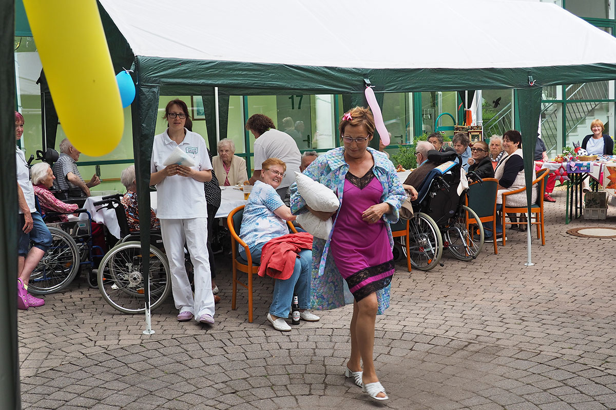 Johannispark Pflegezentrum Suhl: Parkfest 2017: Modenschau mit der "Klamottenkiste" (Foto: Manuela Hahnebach)
