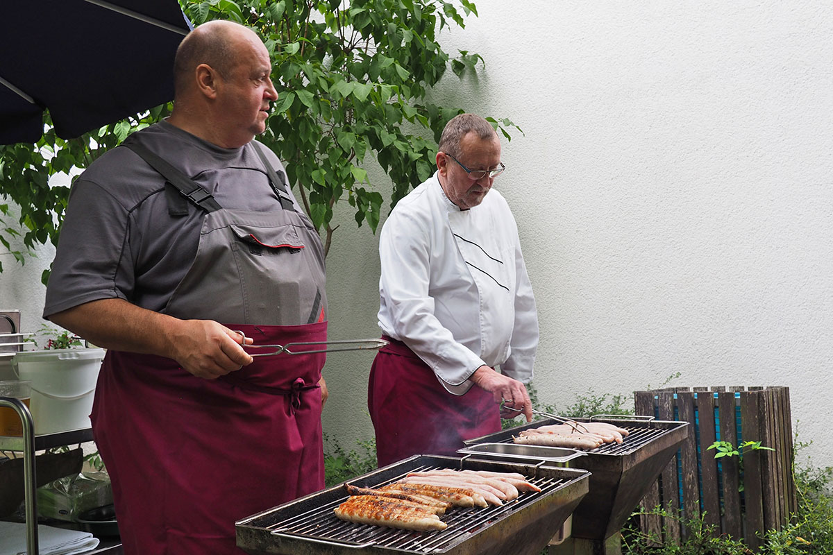 Johannispark Pflegezentrum Suhl: Parkfest 2017: am Grill (Foto: Manuela Hahnebach)