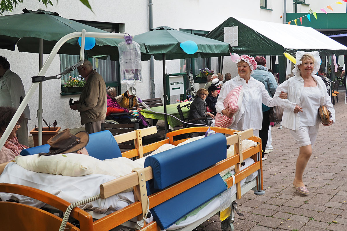 Johannispark Pflegezentrum Suhl: Parkfest 2017: Modenschau mit der "Klamottenkiste" (Foto: Manuela Hahnebach)