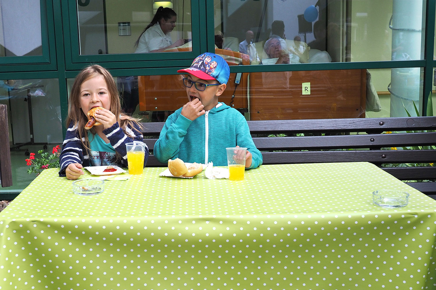 Johannispark Pflegezentrum Suhl: Parkfest 2017: Bratwürste für Alle (Foto: Manuela Hahnebach)