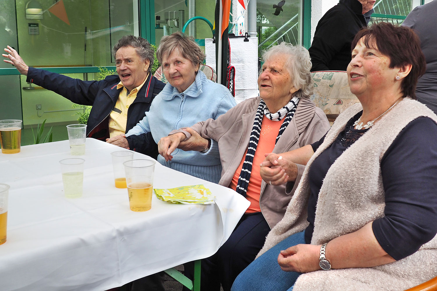 Johannispark Pflegezentrum Suhl: Parkfest 2017: schunkeln (Foto: Manuela Hahnebach)