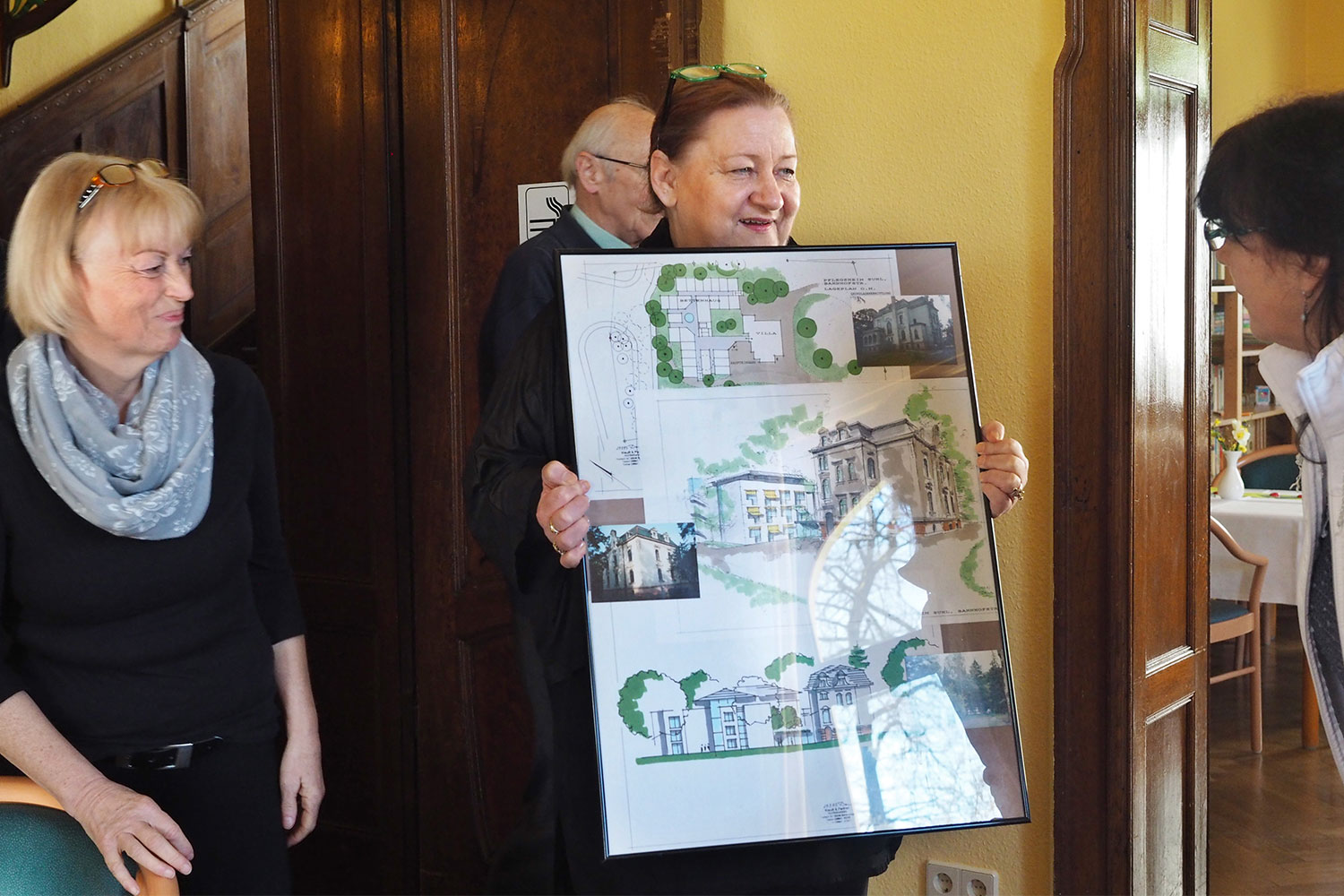 Johannispark Pflegezentrum Suhl: 20 Jahre, 2018: Gudrun Vestner mit Geschenk: Architekturzeichnung Krauß & Partner Schleusingen (Foto: Manuela Hahnebach)