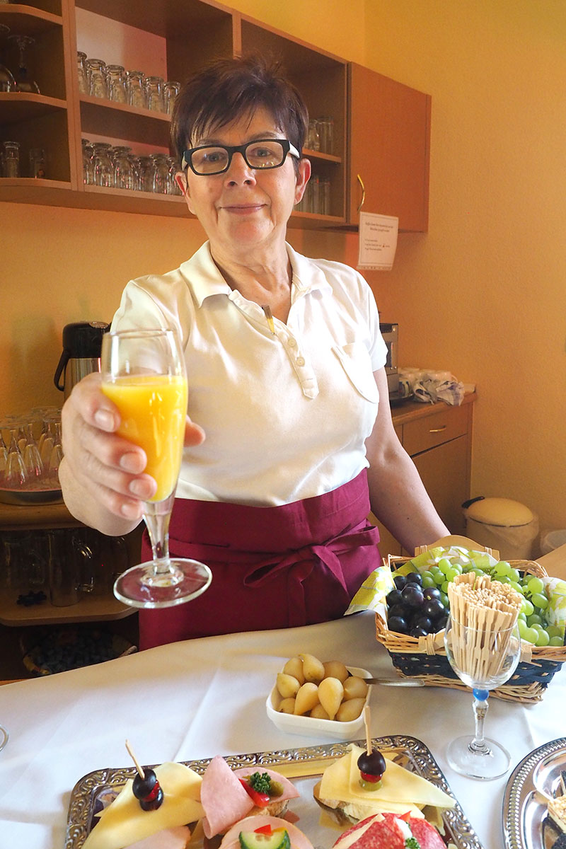 Johannispark Pflegezentrum Suhl: 20 Jahre, 2018: Evi Michelbach am Bufett (Foto: Manuela Hahnebach)