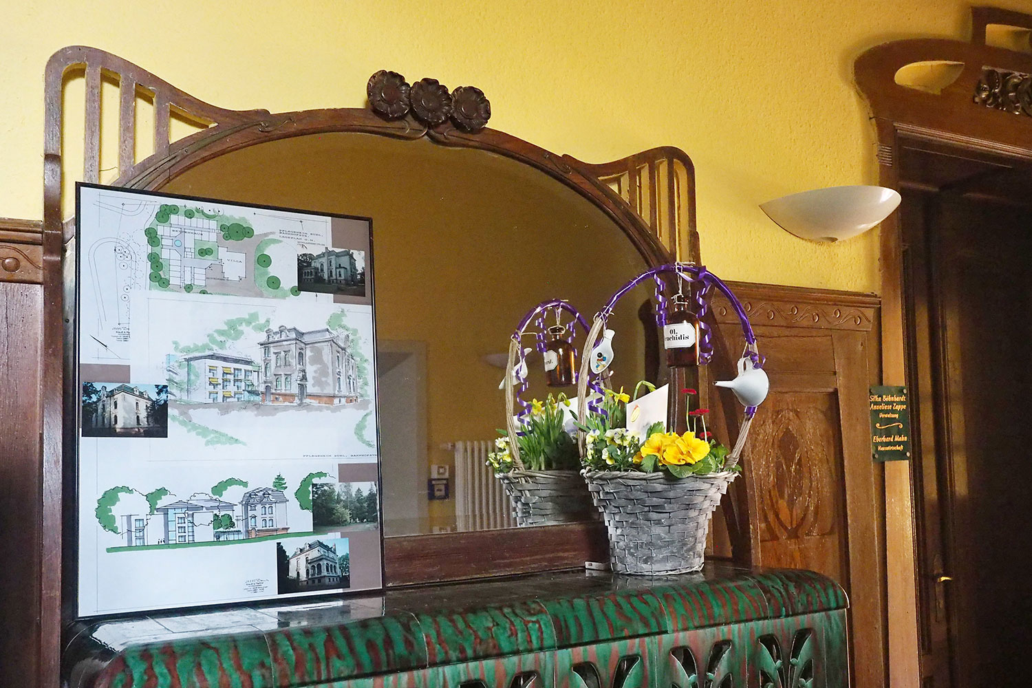 Johannispark Pflegezentrum Suhl: 20 Jahre, 2018: Geschenke: Architekturzeichnung Krauß & Partner Schleusingen und Blumenkorb (Foto: Manuela Hahnebach)