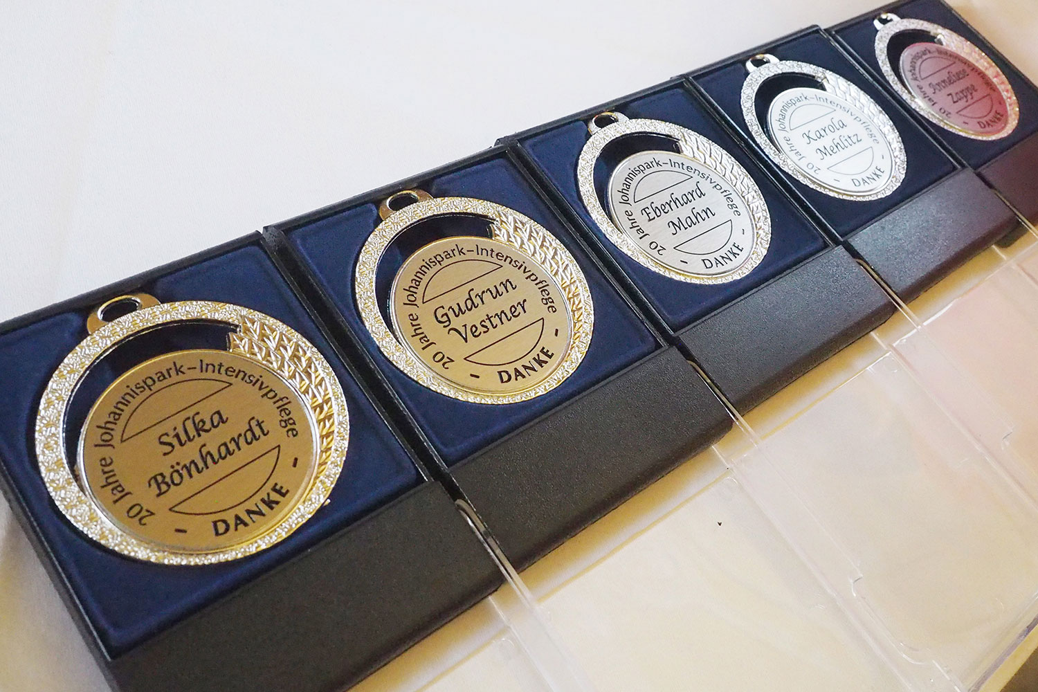 Johannispark Pflegezentrum Suhl: 20 Jahre, 2018: Jubiläumsmedaillen (Foto: Manuela Hahnebach)
