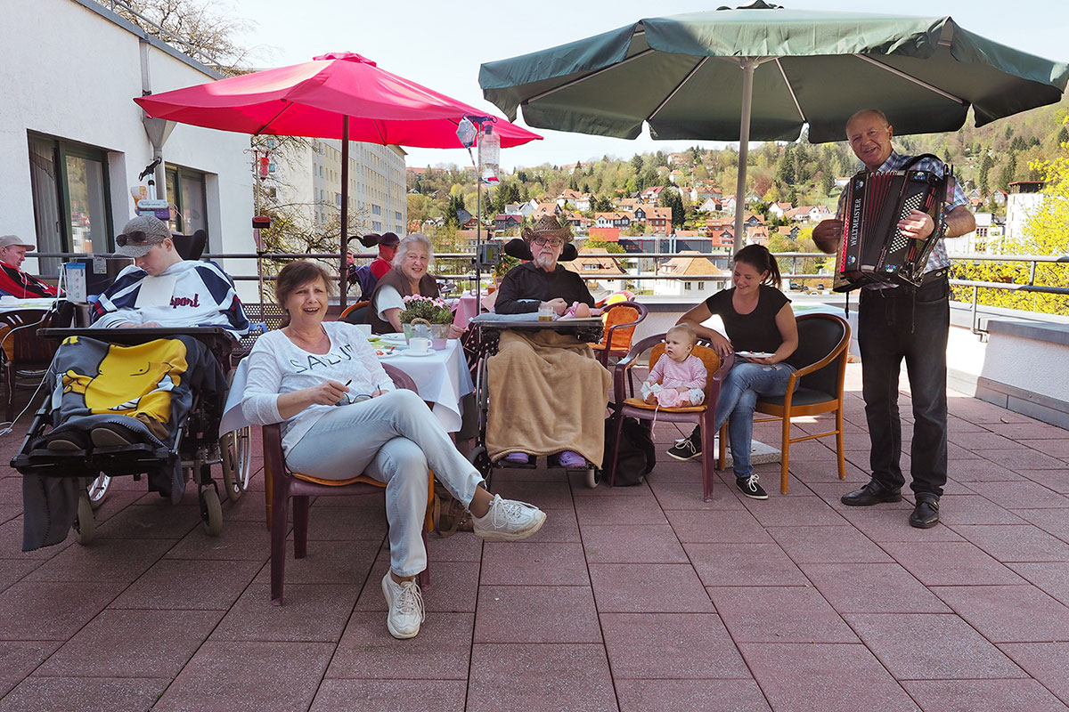 Johannispark Pflegezentrum Suhl: Frühlingsfest 2018: Musik auf der Terrasse (Foto: Manuela Hahnebach)