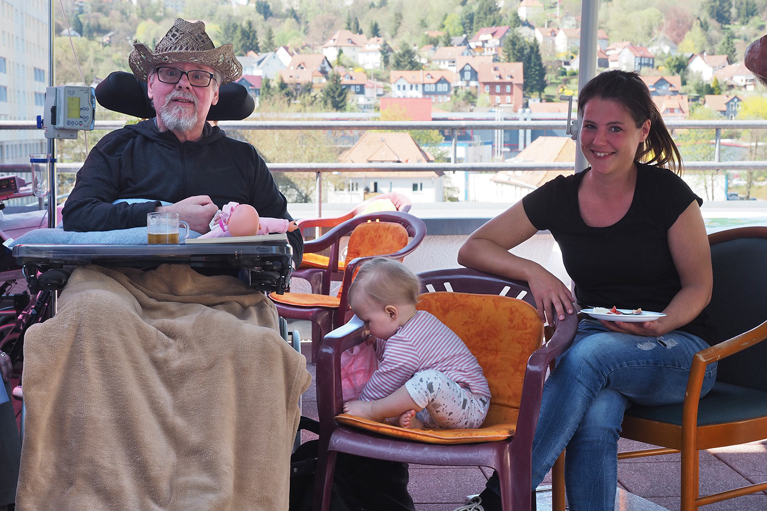 Johannispark Pflegezentrum Suhl: Frühlingsfest 2018: Besuch auf der Terrasse (Foto: Manuela Hahnebach)