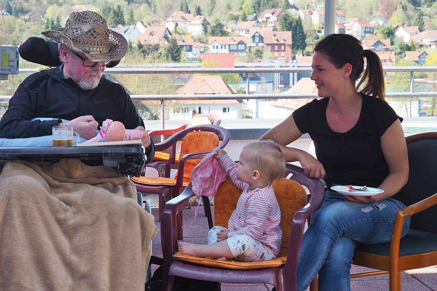Johannispark Pflegezentrum Suhl: Frühlingsfest 2018: Besuch auf der Terrasse (Foto: Manuela Hahnebach)
