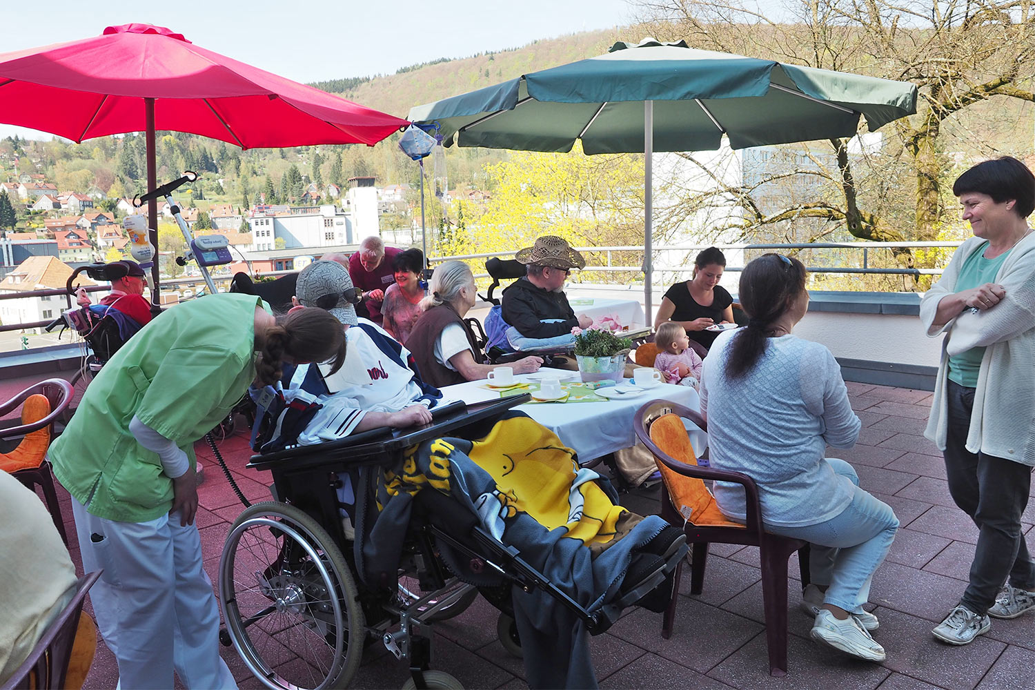 Johannispark Pflegezentrum Suhl: Frühlingsfest 2018: auf der Terrasse (Foto: Manuela Hahnebach)