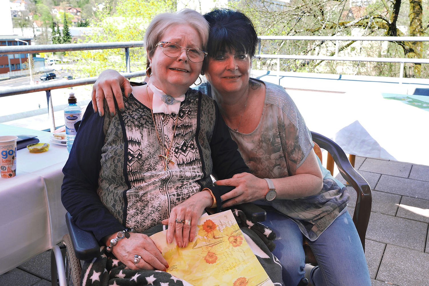 Johannispark Pflegezentrum Suhl: Frühlingsfest 2018: auf der Terrasse (Foto: Manuela Hahnebach)