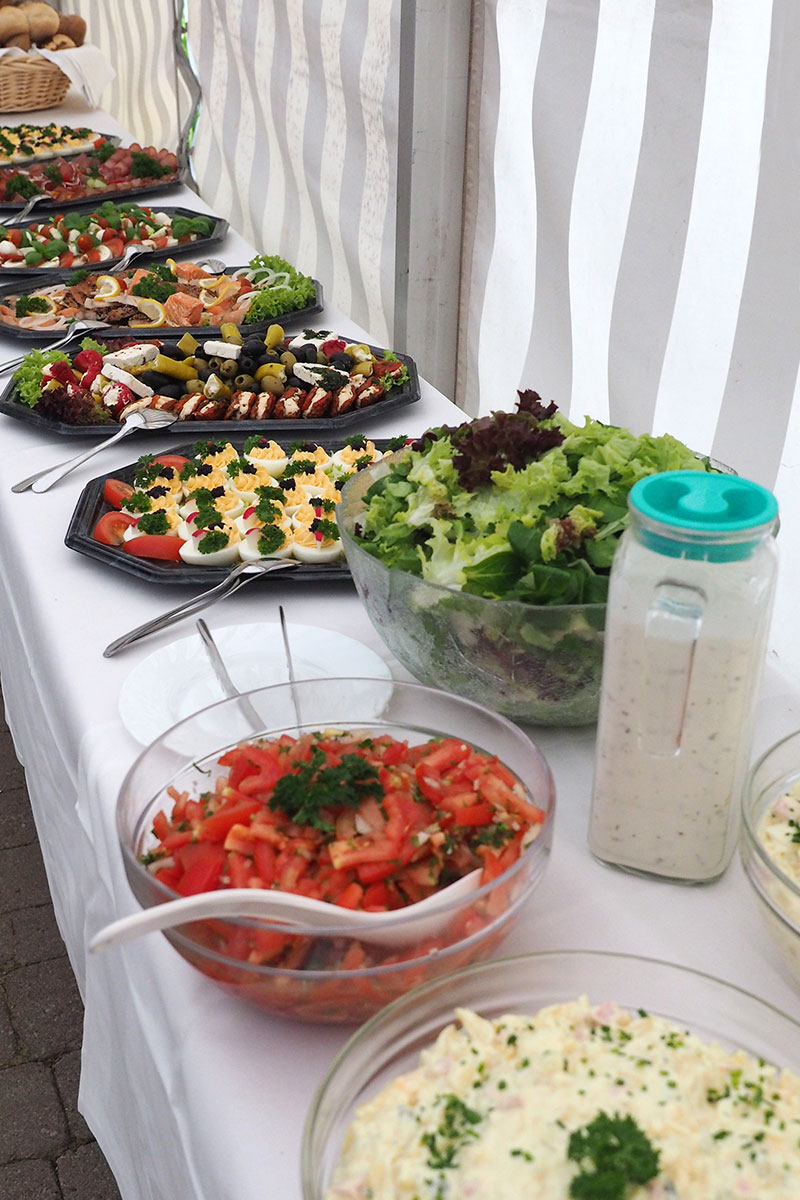 Johannispark Pflegezentrum Suhl: Zeltparty 2018: Buffet (Foto: Manuela Hahnebach)