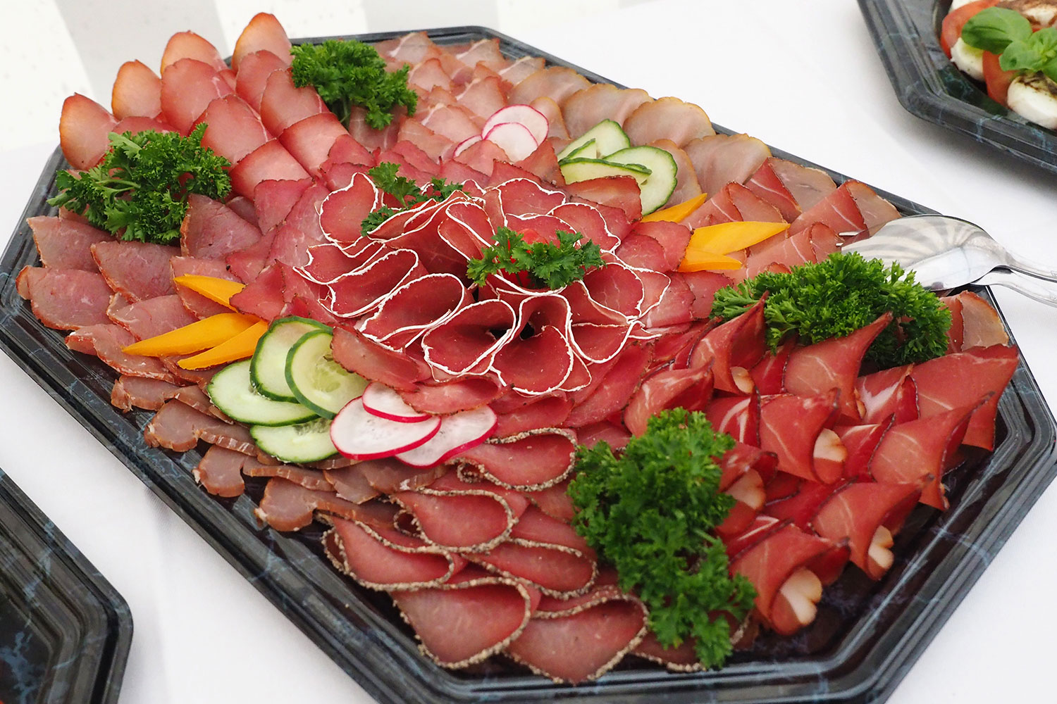 Johannispark Pflegezentrum Suhl: Zeltparty 2018: Buffet (Foto: Manuela Hahnebach)