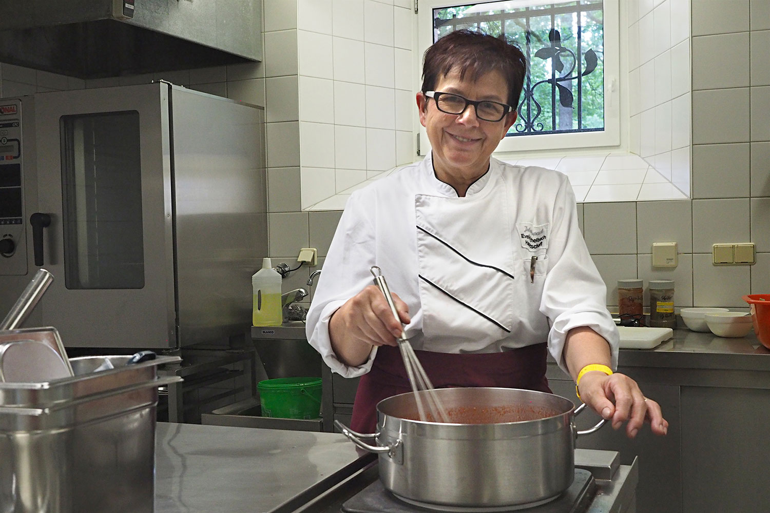 Johannispark Pflegezentrum Suhl: Parkfest 2019: Evi Michelbach in der Küche (Foto: Manuela Hahnebach)