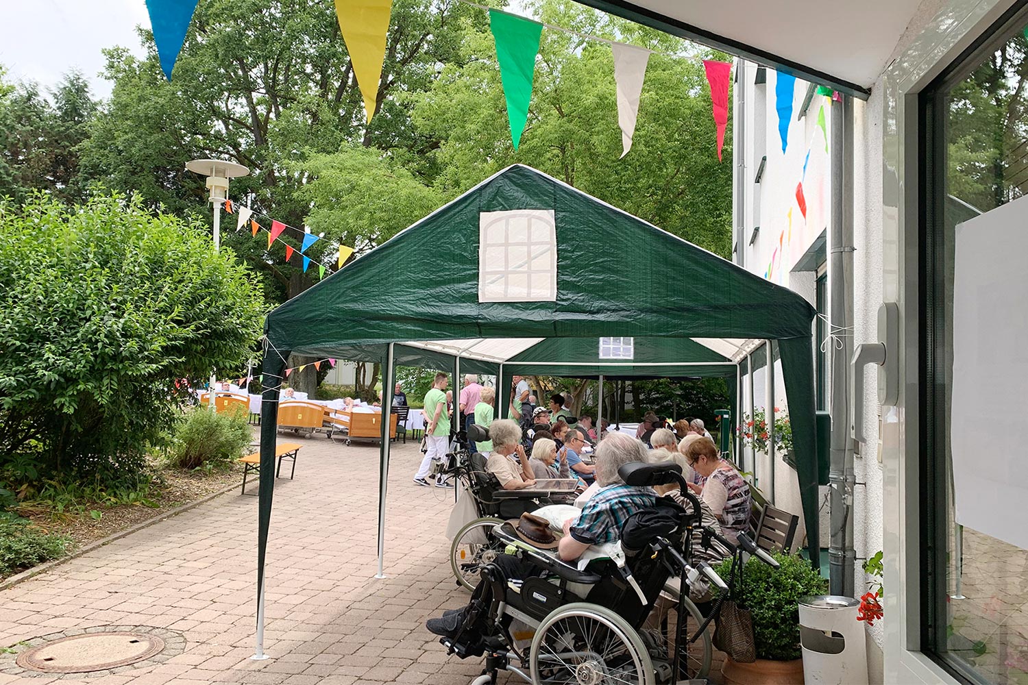 Johannispark Pflegezentrum Suhl: Parkfest 2019: Hof (Foto: Manuela Hahnebach)