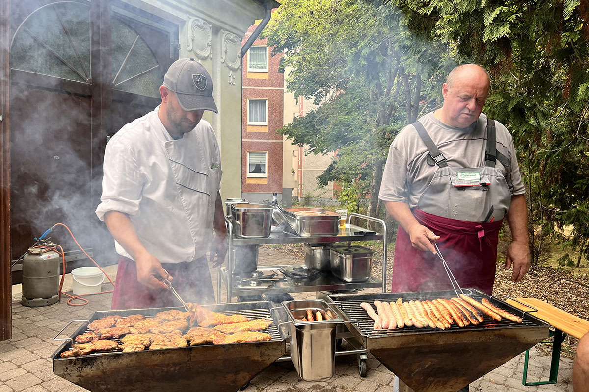 Johannispark Pflegezentrum Suhl: Parkfest 2022: Grill (Foto: Manuela Hahnebach)