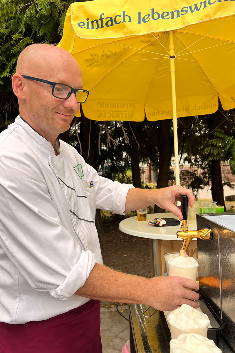 Johannispark Pflegezentrum Suhl: Parkfest 2022: Bier zapfen (Foto: Manuela Hahnebach)