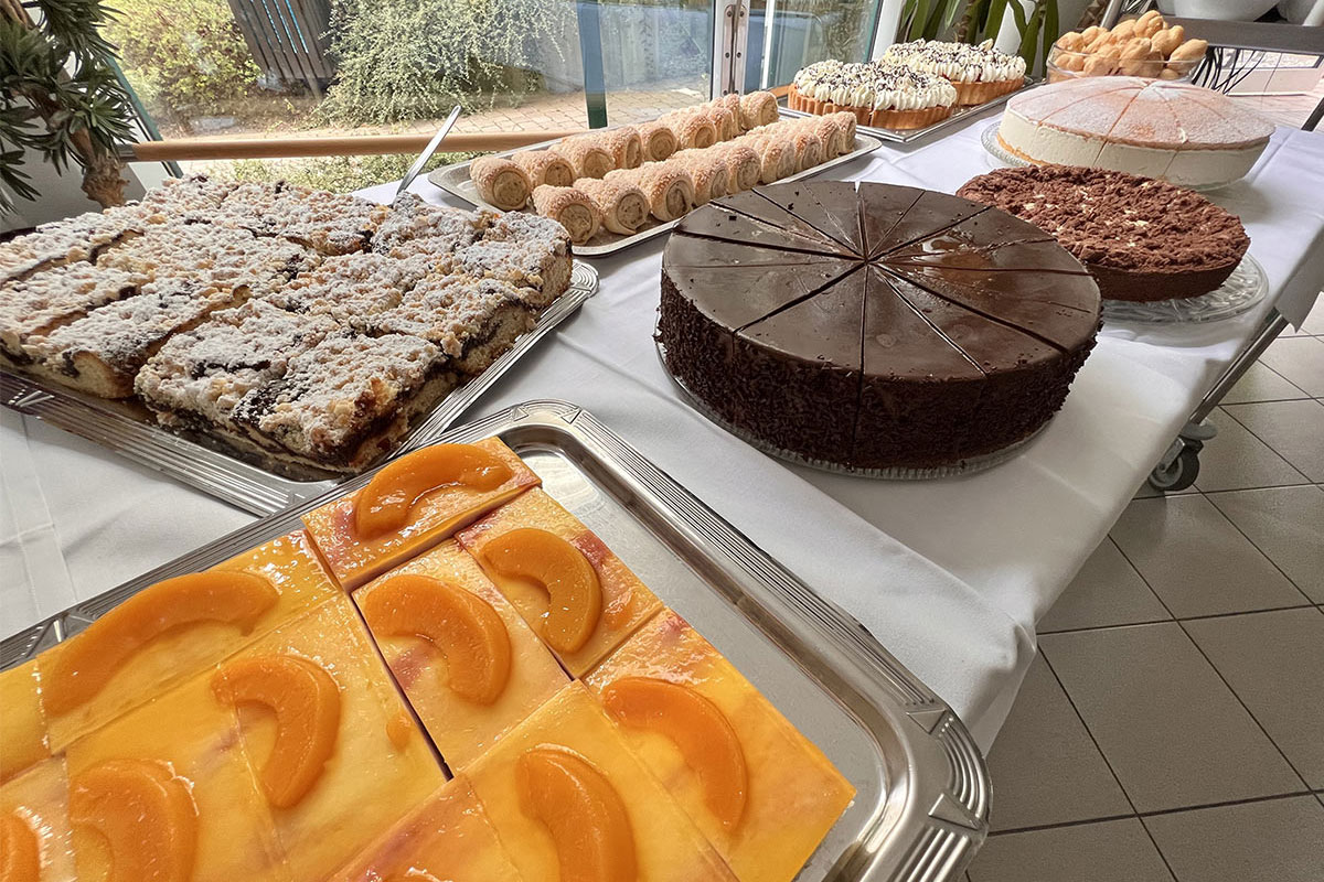 Johannispark Pflegezentrum Suhl: Parkfest 2022: Kuchen und Torten (Foto: Manuela Hahnebach)