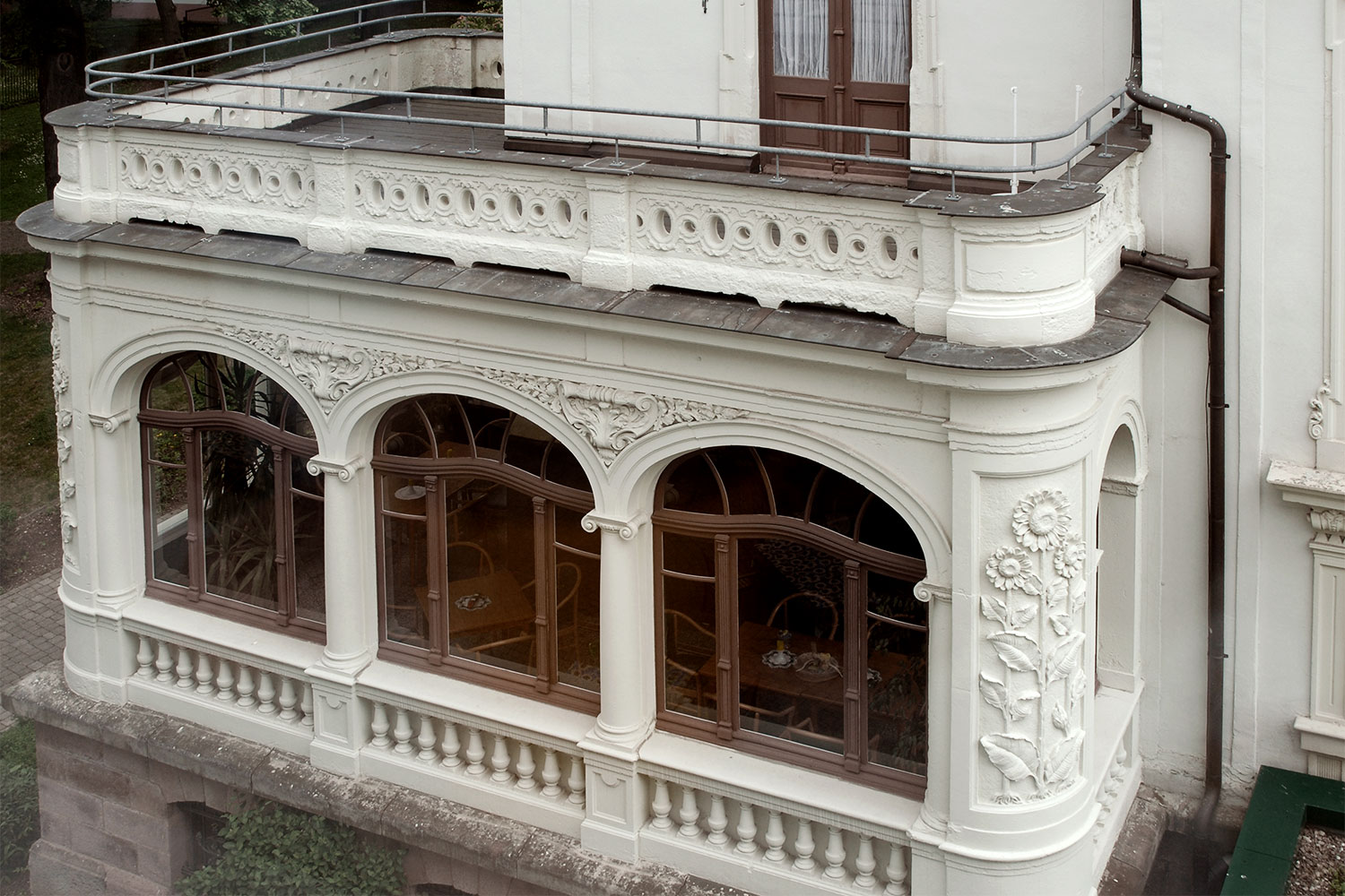 Johannispark Pflegezentrum Suhl: Sauer-Villa: Reliefschmuck an der Altan-Fassade (Foto: Manuela Hahnebach)