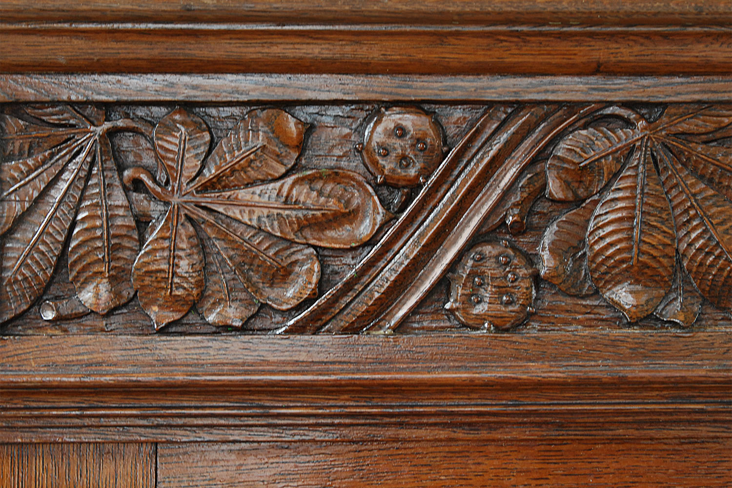 Johannispark Pflegezentrum Suhl: Sauer-Villa: Schnitzerei am Holz-Wandpaneel (Foto: Manuela Hahnebach)